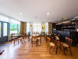 ein Restaurant mit Tischen und Stühlen und einer Bar in der Unterkunft Triana Hotel in Antalya