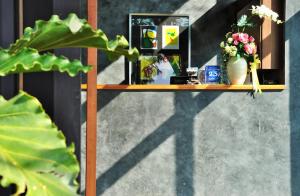 a shelf with flowers and a vase on it at Family House Zen Boutique Resort in Pai
