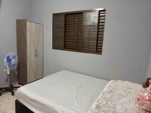 a bedroom with a bed and a window at Hostel Hotel uma otima opçao para suas ferias e um bom descanso in Cianorte