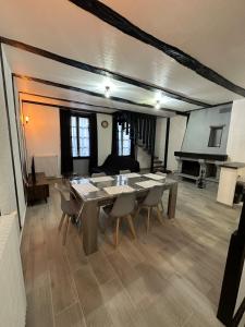 a large living room with a table and chairs at Duplex au cœur de la Bastide in Villefranche-de-Rouergue +31 photos
