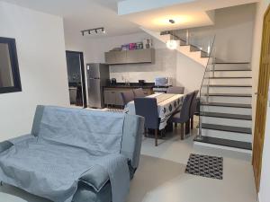 a room with a bed and a kitchen and a staircase at Refúgio 4 Praia Indaiá Bertioga 150 mts da praia in Bertioga