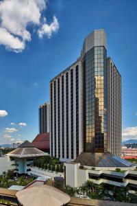 ein hohes Gebäude mit einem Blick auf die Stadt in der Unterkunft Seri Pacific Hotel Kuala Lumpur in Kuala Lumpur