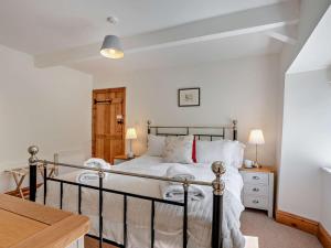 a bedroom with a bed and a table with two lamps at 3 Bed in Richmond oc-75649 in Muker