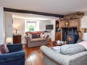 a living room with a couch and a fireplace at 3 Bed in Baslow oc-pk917 in Baslow