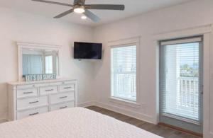 a bedroom with a bed and a ceiling fan at New- Prime Location - Ground Floor Bedroom - Pool in Eastpoint