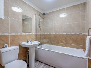 a bathroom with a toilet and a sink and a bath tub at 2 Bed in Freshwater oc-94561 in Freshwater +13 photos