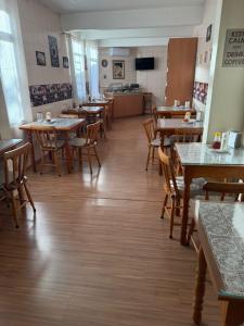 a dining room with wooden tables and chairs at Hotel Ibajé in Bagé