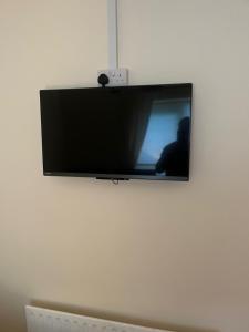 a flat screen tv hanging on a wall at Ríocht Fódla 3 in Killarney