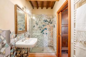 a bathroom with a sink and a shower at La Locanda di Diogene in Case Reggiani