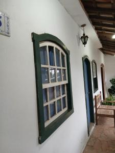 a window on the side of a building at Recantos das Avencas in Água Boa