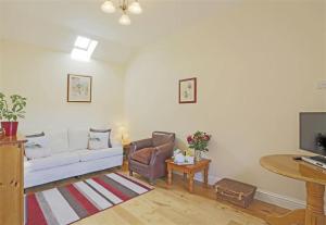 a living room with a couch and a table at 1 Bed in Beccles oc-hfc in Wangford
