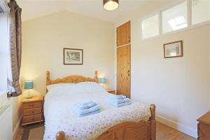 a bedroom with a bed with towels on it at 1 Bed in Beccles oc-hfc in Wangford