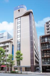 東京的住宿－MYSTAYS 五反田酒店，一座高大的白色建筑,上面有标志