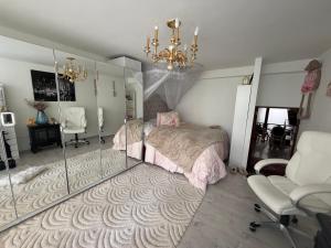 a bedroom with a bed and a mirror at CasaButique in Mexico City