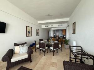 a living room with a table and chairs at Departamento Playa Punta Diamante in Acapulco