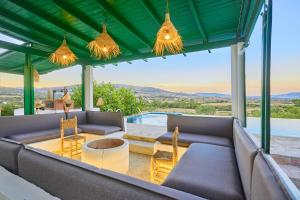 a living room with a couch and a table at Dar Charkaoui Refugio de Silencio & Hospitalidad Familiar in Tétouan