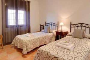 1 dormitorio con 2 camas y ventana en Vilars 10, en Espolla
