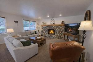 a living room with a couch and a fireplace at All Seasons Getaway in Leavenworth