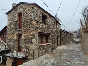an old stone house with a cobblestone street at Cal RAFELÓ in Queralbs