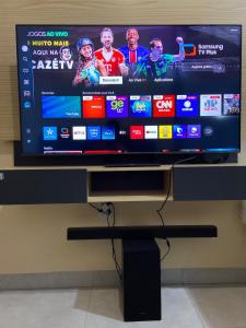 a flat screen tv hanging on a wall at Apto Aconchegante Próximo ao Centro! in Sinop