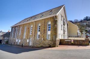 an old brick building on the side of a street at 2 Bed in Lynton oc-chap in Lynmouth