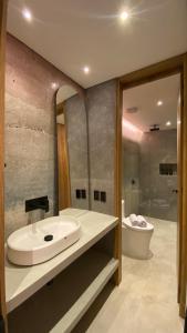 ein Badezimmer mit Waschbecken, Badewanne und Toilette in der Unterkunft Waves & Ko in San Andrés + 42 Fotos