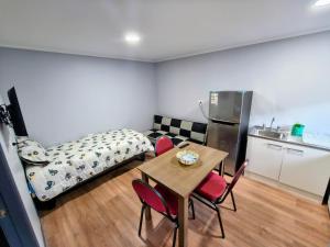 a room with a table and chairs and a kitchen at Arriendo en Valdivia cabañas in Valdivia