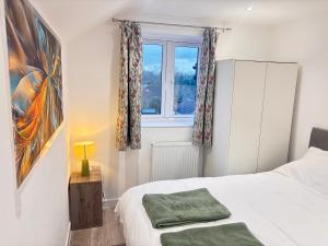 a small bedroom with a bed and a window at Bright Cozy 2 bedroom Apartment in Oxford in Oxford