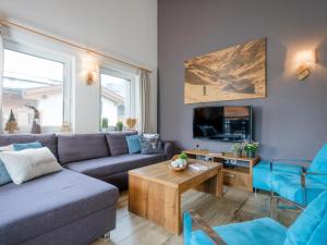 a living room with a couch and a table at BergbiberLODGE S in Piesendorf