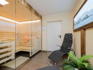 a glass room with a chair and a desk at BergbiberLODGE L in Piesendorf