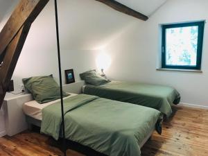 a bedroom with two green beds and a window at Hilltop Haven in Parlan in Parlan