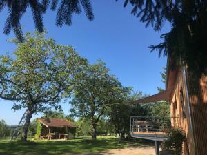 a house with a porch and a tree at Hilltop Haven in Parlan in Parlan