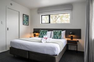 a bedroom with a large bed with a window at Solsen Flexi-Stay & Motel in Auckland +37 photos