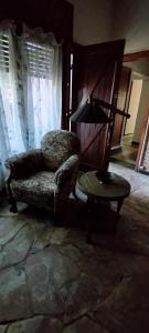 a living room with a chair and a table at Chalet para desconectar in Piriápolis