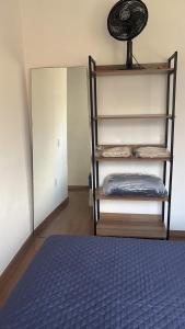 a room with a bed and a closet with a shelf at Paraiso da Mantiqueira - Staffy House Extrema in Extrema +34 photos