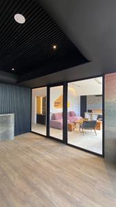 ein Zimmer mit großen Glasfenstern und ein Schlafzimmer in der Unterkunft Waves & Ko in San Andrés