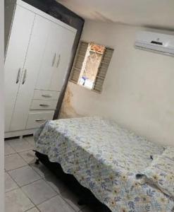 a small bedroom with a bed and a window at Casa Aconchego do Cabrobó in Piranhas