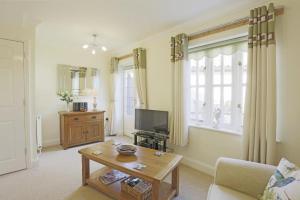 a living room with a tv and a coffee table at 3 Bed in Southwold oc-kit in Reydon