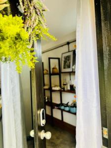 a room with a door with a curtain and a shelf at Studio Vellae in Corinthe