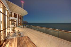 un balcón de un edificio con vistas al océano en Ocean View Penthouse en Strand