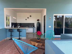 a kitchen and living room with a table and chairs at Refugio del Mar in Puerto Escondido