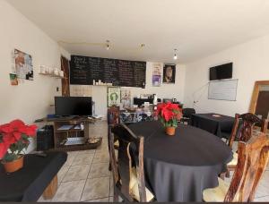 a dining room with a table with flowers on it at Habitaciones Comfort Centricas Durango in Durango