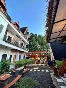 a view of a courtyard of a building at KeJogja Homestay in Grigak
