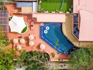 an overhead view of a swimming pool in a backyard at Aquarius Backpackers Resort in Byron Bay