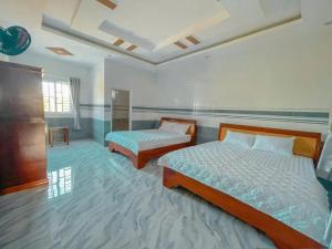 a bedroom with two beds in a room at Mỹ Lệ Motel in Ho Tram
