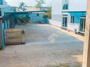 an empty parking lot in front of a building at Mỹ Lệ Motel in Ho Tram