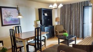 Un comedor y una sala de estar con mesa y sillas. en Dream Marina, en Santa Cruz de Tenerife 33 fotos más