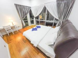 sala de estar con sofá y ventana grande en Luxury Condominium at Loft Imago, en Kota Kinabalu