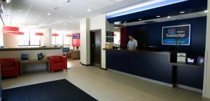 a living room filled with furniture and a tv at Travelodge Valencia Aeropuerto in Manises