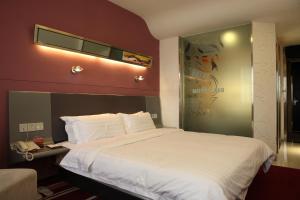 Postel nebo postele na pokoji v ubytování Motel Xiamen Railway Station